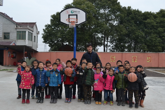得知镇上杉树教学点的学生因师资困难至今没有上过体育课后，体育教育专业毕业的臧立辉，发挥自身特长，主动联系学校，利用业余时间每月为学生上两次体育课,四年来从未间断_调整大小.jpg