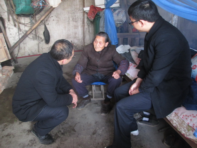 1553670903428768.jpg 5 慰问贫困孤寡老人.JPG