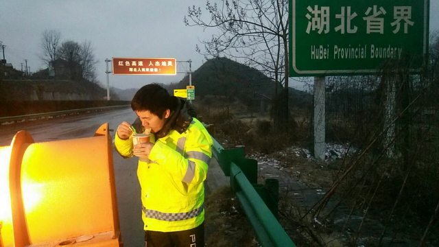 工作中的朱成亮——连续作战在初雪保畅一线，饿了只能在路上泡碗面_调整大小.jpg