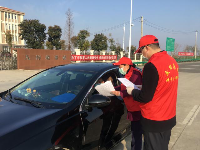 2月1日，蚌埠处九梓站向广大司乘人员发放《安徽省尊龙凯时运输厅疫情防控工作指挥部 致司乘朋友的公开信》 (1).jpg