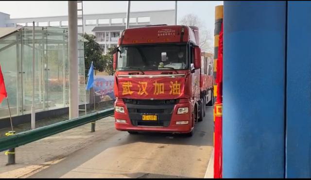 防控物资运输车辆快速通过池州中心铜陵南站。.jpg