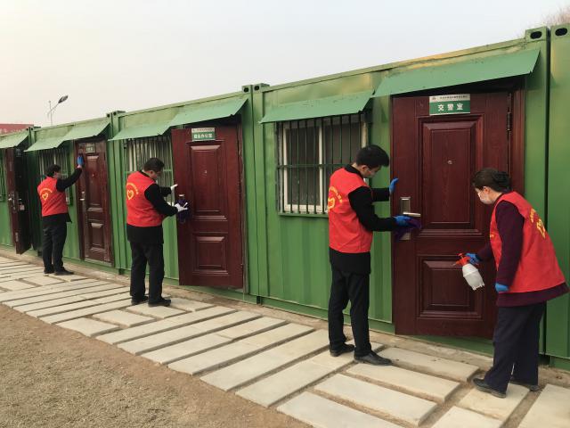 1580811380109360.jpg 界阜蚌公司界首站团支部书记陈晓梅带领防疫小分队对办公区进行消毒.jpg