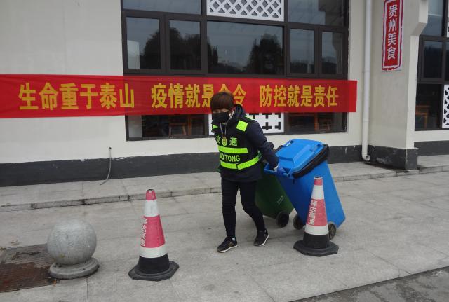 1580870330113659.jpg 休宁服务区余薇正在清运垃圾.JPG