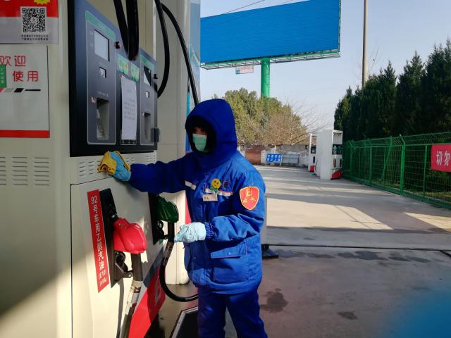1580974757109274.jpg 站长汪慧娟对加油设备进行消毒.jpg