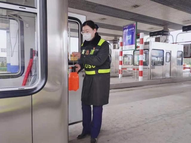 淮南西站的凡文欣，作为一名“90后”团干部，始终坚守一线战疫情.jpg