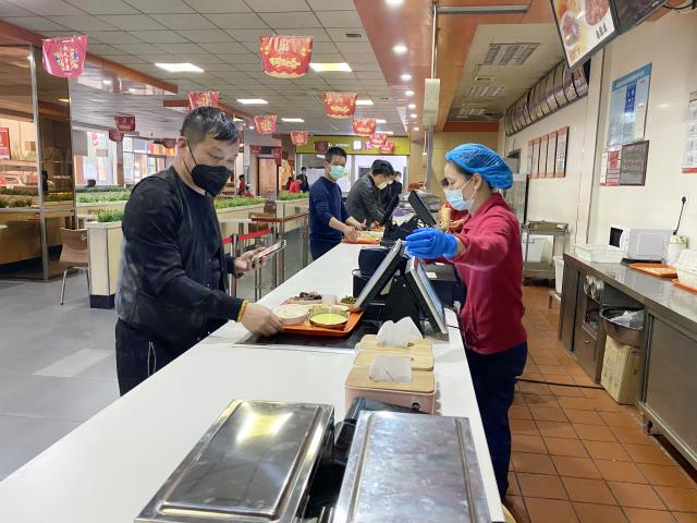 1586919698373386.jpg 旅客在新桥服务区餐厅排队就餐.jpg