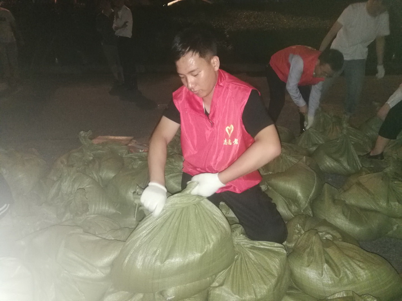 1595899704140541.jpg 高速地产“抗洪救灾志愿小队”青年支援街道防汛工作_调整大小.jpg