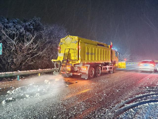 蚌埠处迅速组织人员、机械迅速到位，积极应对铲冰除雪作业 (10)_调整大小.jpg
