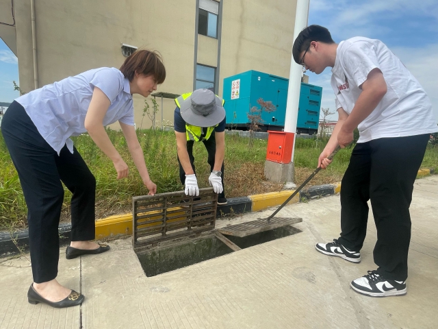 4迅捷物流高远公司组织工作人员对园区内雨水井开展排查和清掏疏通工作，确保园区雨季排水畅通。.png