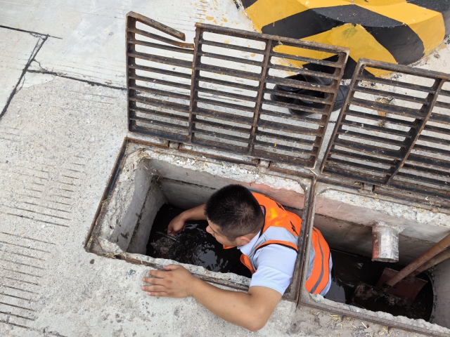 11阜阳处阜南站工作人员对收费道口排水口进行清理 ，做好防汛准备工作 (5).jpg