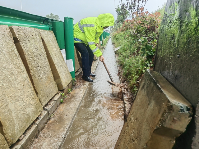 14雨季期间，合巢芜处凌家滩站随时关注道口边坡排水情况，及时清理沟渠内淤泥.jpg