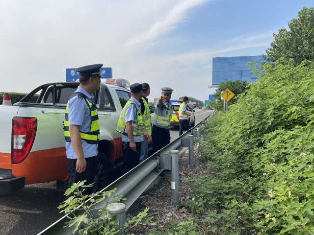 10蚌埠处永康保畅分中心联合辖段高速交警、路政开展一路三方汛期安全隐患检查。.jpg
