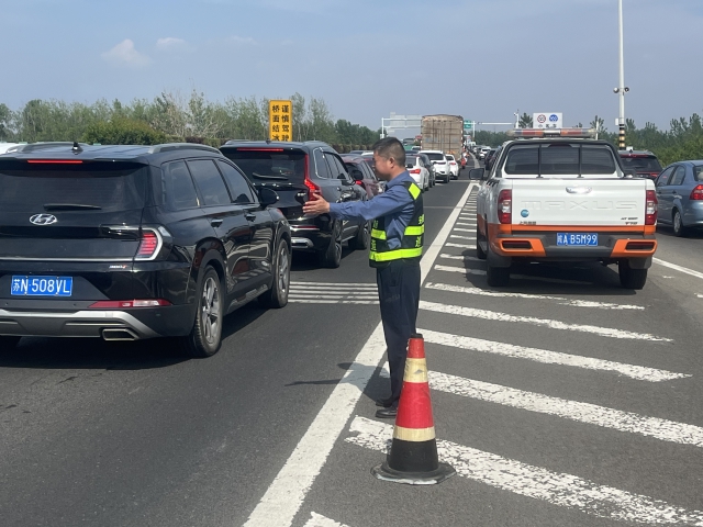 6月10日，淮南分中心工作人员疏导返程车辆.jpg