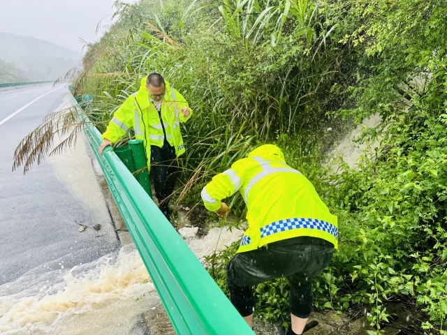 1718967140811659.jpg 黄山中心祁门分中心工作人员冒暴雨清理排水边沟.jpg
