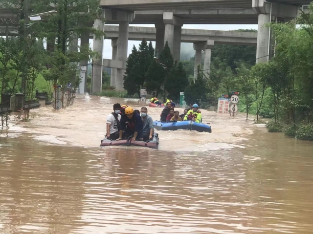 1718967197893235.jpg 德上高速皖赣项目应急人员协助转移受困群众.jpg