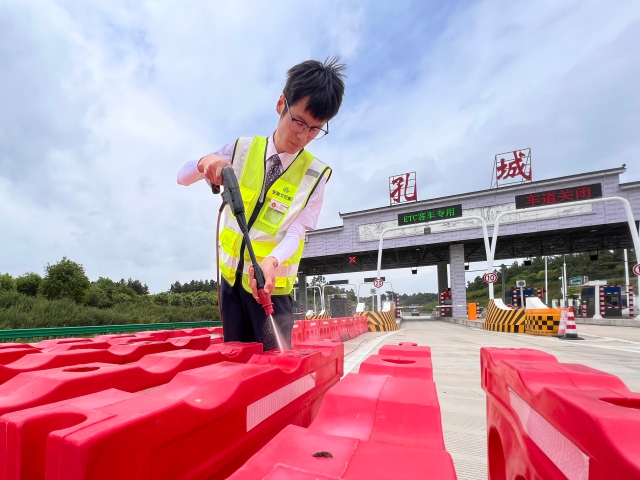 04 7月26日合安中心孔城收费站工作人员对收费广场水马进行台风前加固。.jpg