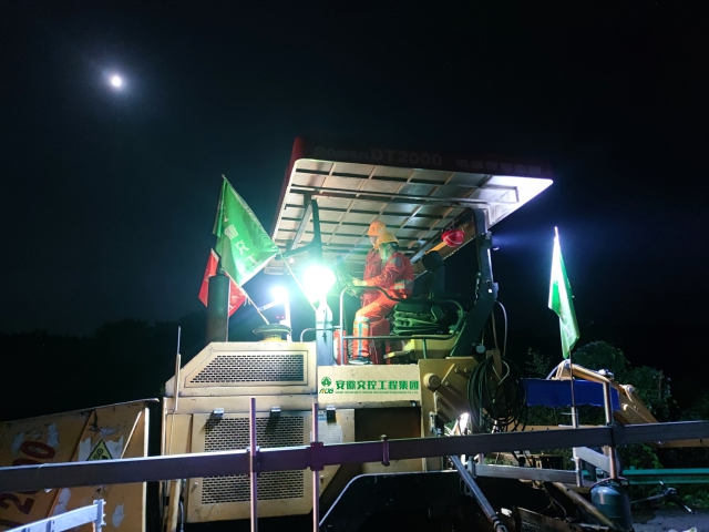 9 月 14 日，安徽交工集团广德至宣城段改扩建工程07标项目施工人员正在进行路面铣刨摊铺作业。.jpg